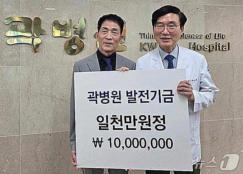 본문 이미지 - 서노교 원장(왼쪽)이  곽병원 곽동협 병원장에게 기부 증서를 전달하고 있다. (곽병원 제공. 재판매 및 DB금지)