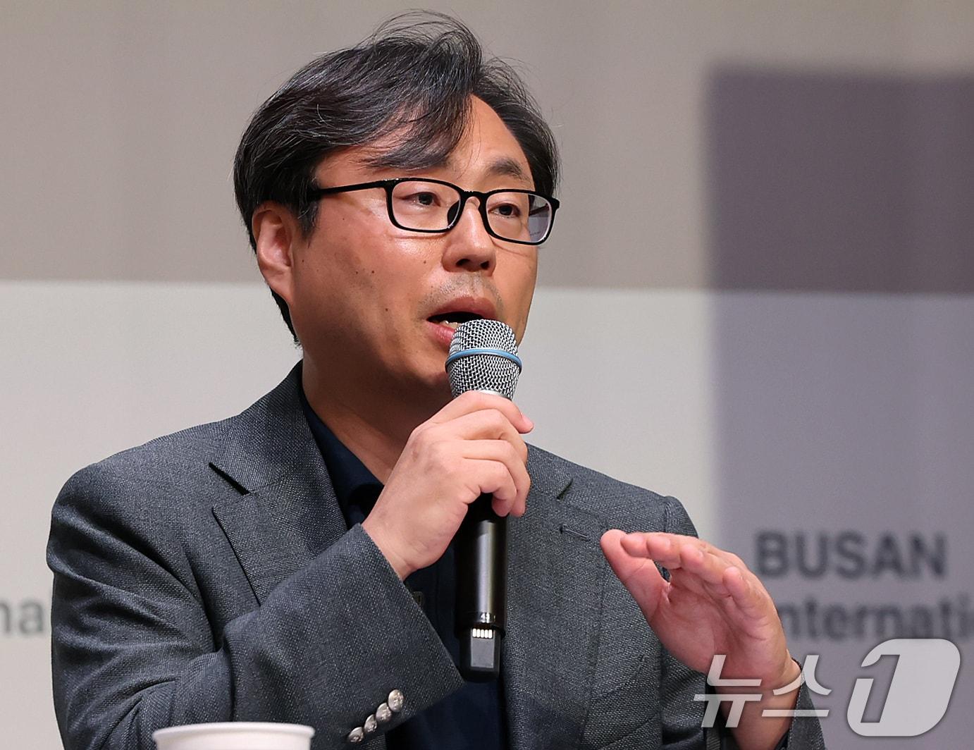 본문 이미지 - 정한석 부산국제영화제 집행위원장이 1일 오후 서울 중구 대한상공회의소에서 열린 제31회 부산국제영화제 개최 기자회견에서 주요 선정작 등 세부 계획들을 소개하고 있다. 오는 10월 6일부터 15일까지 열리는 부산국제영화제는 영화의전당 등 8개 극장 31개 스크린에서 공식 초청작 59개국 246편을 포함한 총 315편을 상영한다. 2026.9.1 ⓒ 뉴스1 김진환 기자