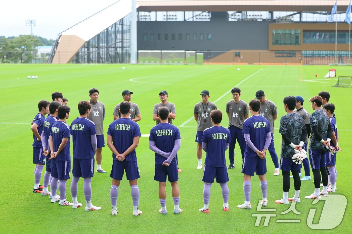 본문 이미지 - 이민성 2026 아이치·나고야 아시안게임 축구대표팀 감독이 1일 충남 천안시 코리아풋볼파크에서 선수들에게 훈련지시를 하고 있다. 2026.9.1 ⓒ 뉴스1 김도우 기자