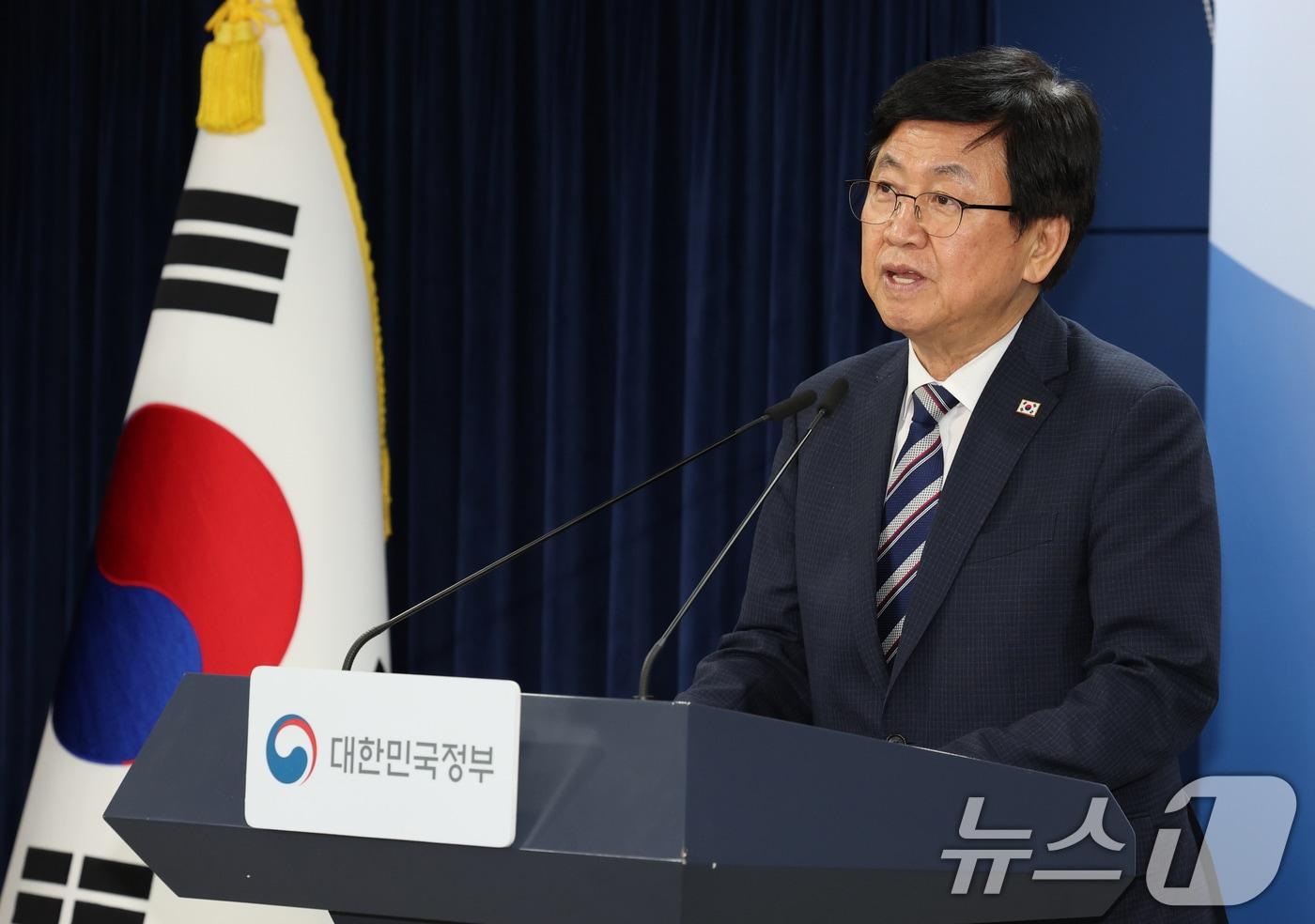 본문 이미지 - 최교진 교육부 장관이 1일 서울 종로구 정부서울청사에서 거점국립대 패키지 지원대학 선정 결과를 발표하기 위해 입장하고 있다. 이날 지방 거점국립대학으로 부산대, 전남대, 충남대가 선정되었다. 2026.9.1 ⓒ 뉴스1 이종덕 기자