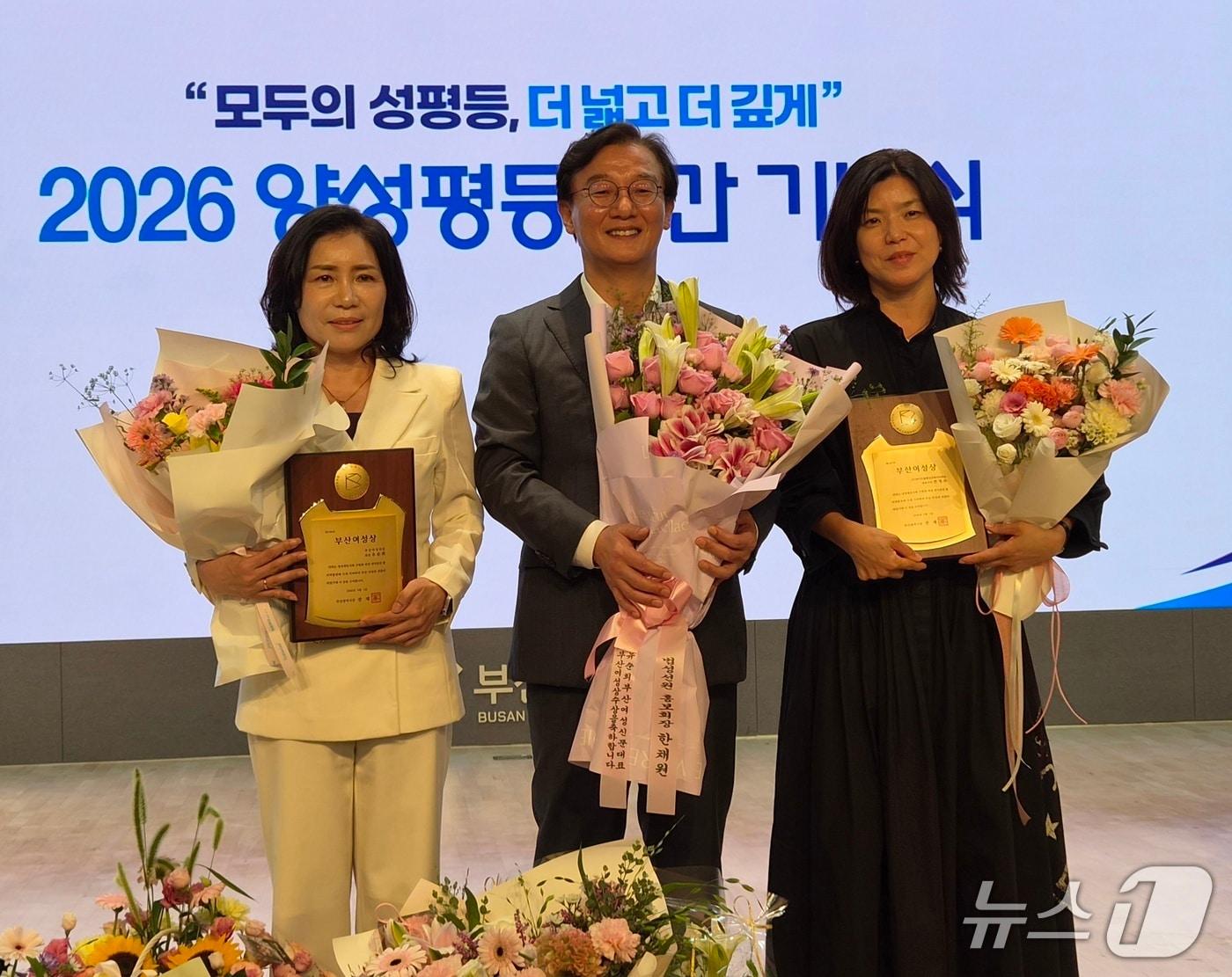 본문 이미지 - 올해의 부산여성상에 유순희 회장·한영숙 대표이사 수상 모습.(사진 왼쪽부터 유순희 부산여성신문 회장, 전재수 부산시장, 한영숙 싸이트플래닝건축사사무소 대표이사) 2026.9.1뉴스1 ⓒ News1 임순택 기자