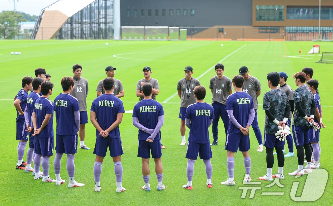 본문 이미지 - 이민성 2026 아이치·나고야 아시안게임 축구대표팀 감독이 1일 충남 천안시 코리아풋볼파크에서 선수들과 대화하고 있다. 2026.9.1 ⓒ 뉴스1 김도우 기자