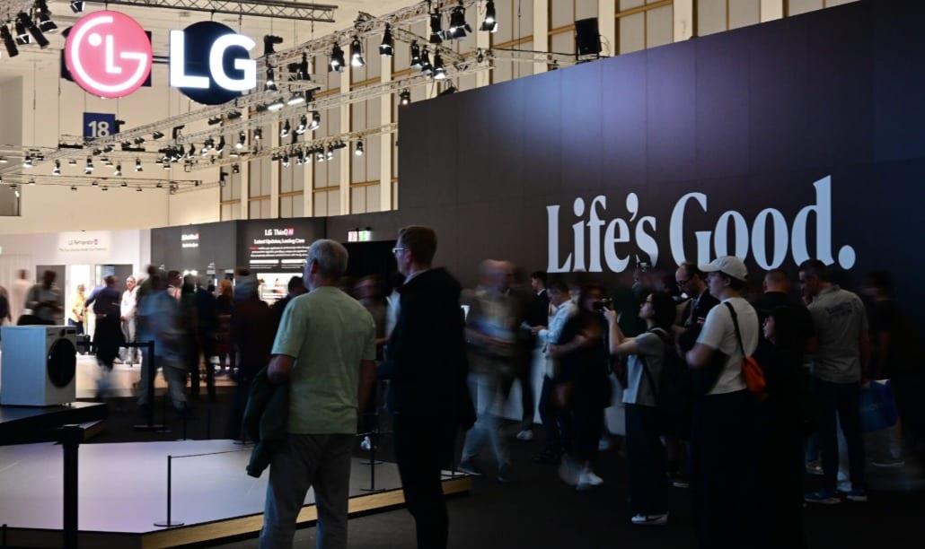 본문 이미지 - 지난해 열린 IFA 2025에서 참관객들이 LG전자 전시관을 방문하고 있다.(LG전자 제공)/뉴스1