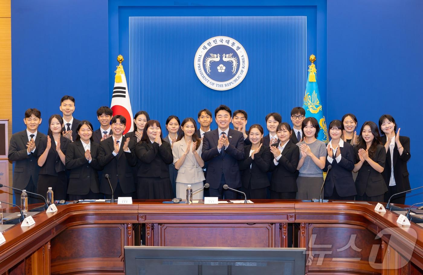 본문 이미지 - 강훈식 대통령비서실장이 1일 청와대에서 열린 ‘청와대 청년 펠로우십’ 오리엔테이션에서 참석자들과 함께 기념촬영을 하고 있다. (청와대 제공. 재판매 및 DB 금지) 2026.9.1 ⓒ 뉴스1 허경 기자