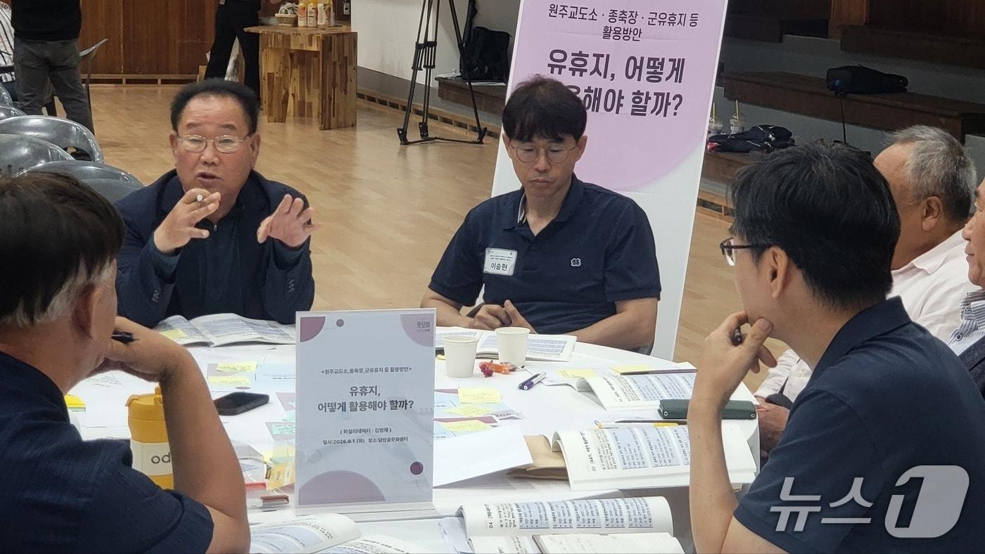 본문 이미지 - 구자열 강원 원주시장이 1일 남산골문화센터에서 '시민주권 반상회-제1회 뜻모아'를 열고 시민들의 정책의견을 수렴한 가운데, 이날 시민들이 주요 의제에 대해 의견을 나누고 있다. 2026.9.1/뉴스1 신관호 기자