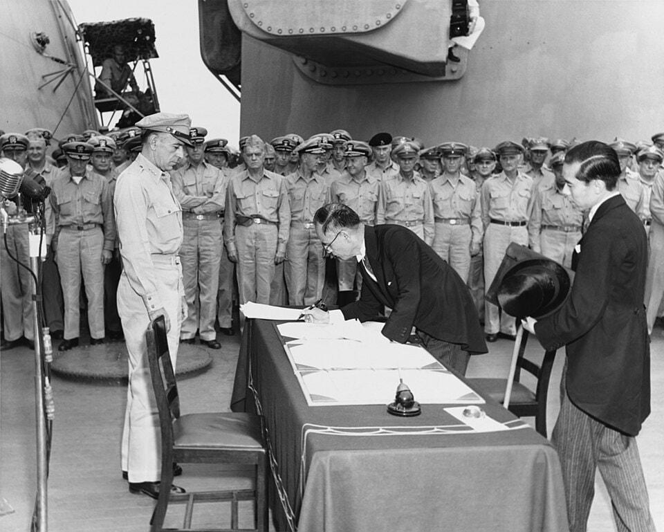 본문 이미지 - 항복 문서에 서명하는 일본 외무대신 시게미쓰 마모루 (출처: Army Signal Corps photographer LT. Stephen E. Korpanty; restored by Adam Cuerden, Public domain, via Wikimedia Commons)