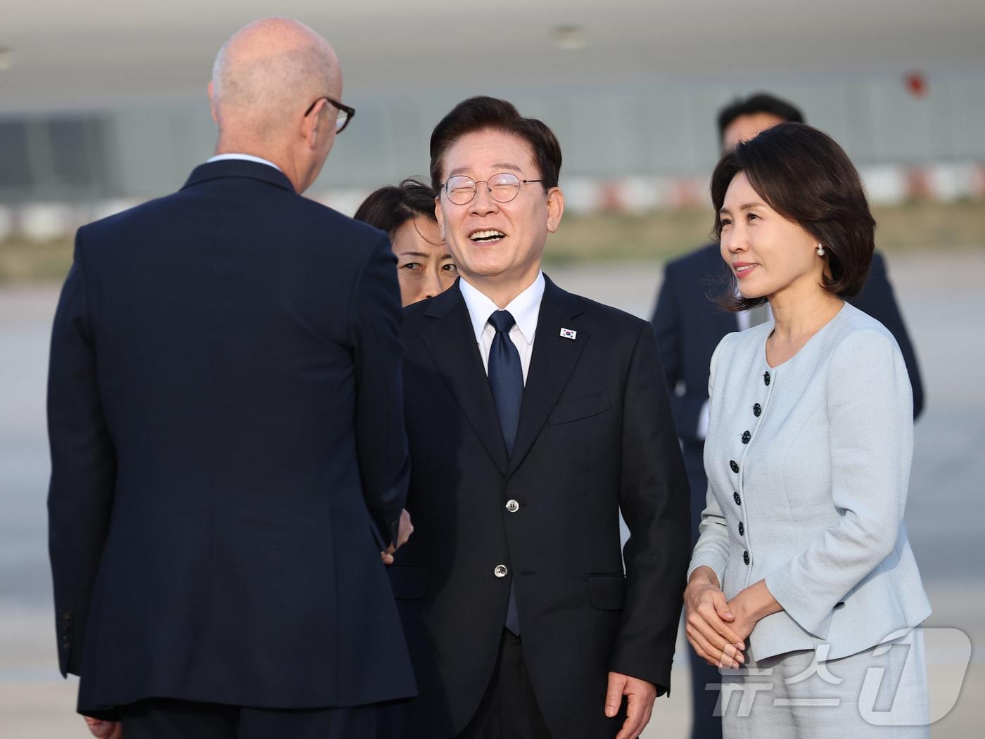 본문 이미지 - 프랑스 국빈 방문 공식일정을 마치고 귀국하는 이재명 대통령이 9일(현지시간) 파리 오를리 국제공항에서 환송객과 인사하고 있다. ⓒ 뉴스1 이재명 기자