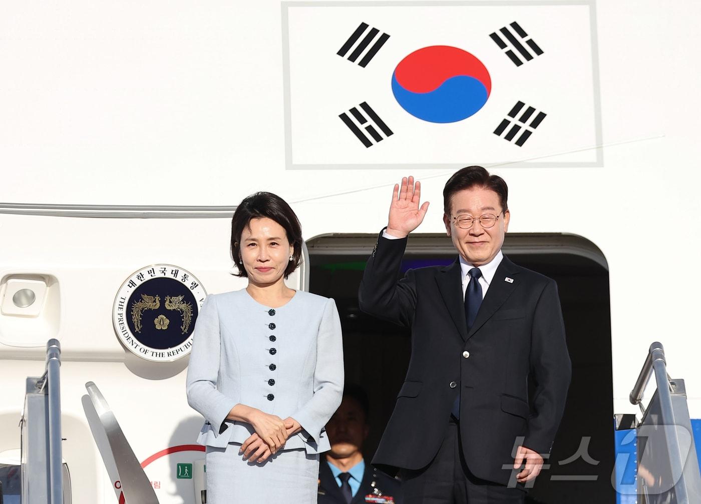 본문 이미지 - 프랑스 국빈 방문 공식일정을 마치고 귀국하는 이재명 대통령과 김혜경 여사가 9일(현지시간) 파리 오를리 국제공항에서 한국행 공군 1호기에 올라 환송객에게 인사하고 있다. ⓒ 뉴스1 이재명 기자