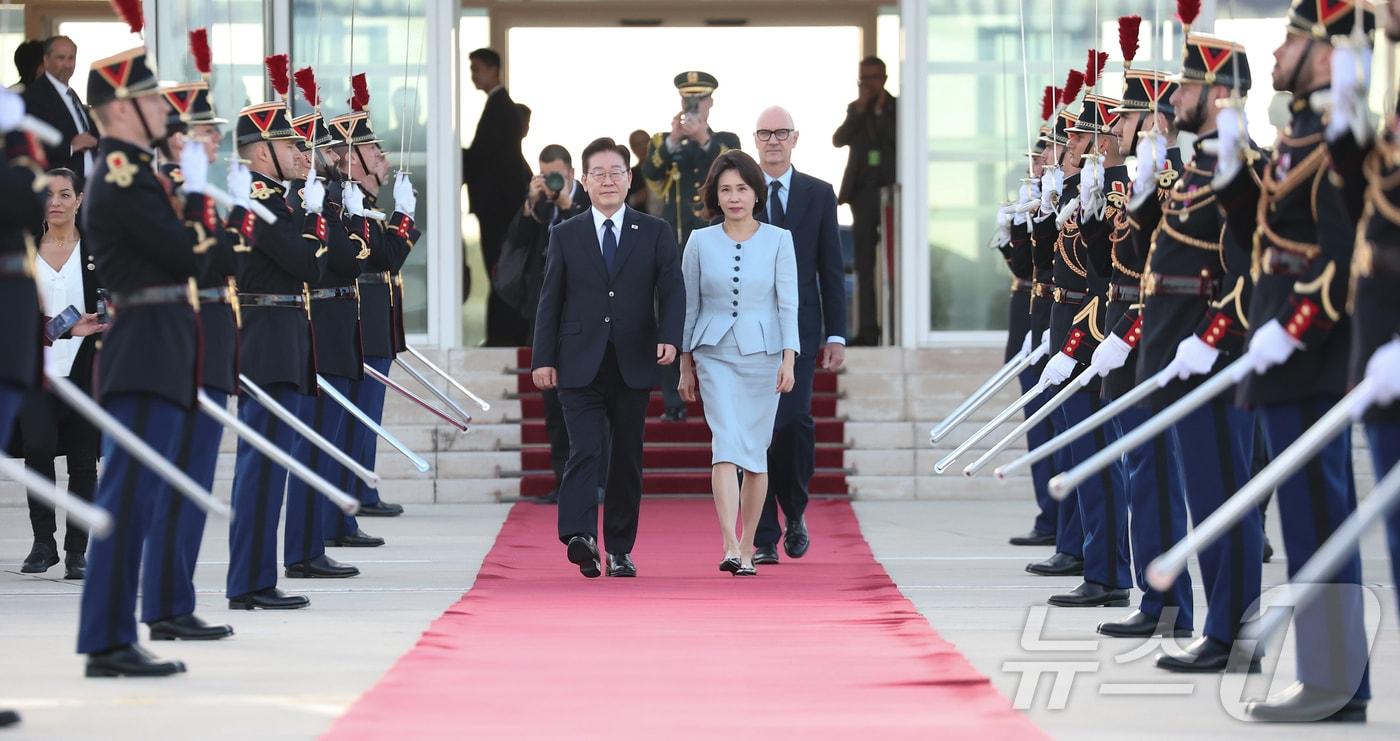 본문 이미지 - 프랑스 국빈 방문 공식일정을 마치고 귀국하는 이재명 대통령과 김혜경 여사가 9일(현지시간) 파리 오를리 국제공항에서 공군 1호기로 이동하고 있다. ⓒ 뉴스1 이재명 기자