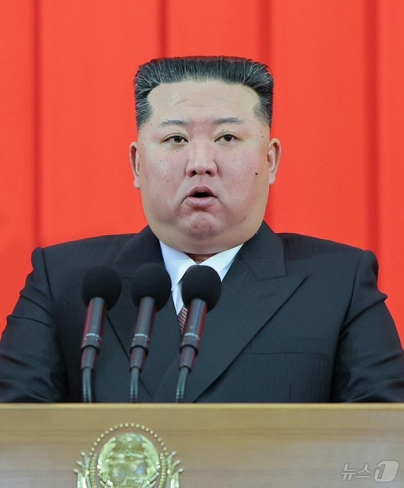 본문 이미지 - (평양 노동신문=뉴스1) = 북한 노동당 기관지 노동신문은 지난 9일 평양의사당에서 공화국 창건 78주년 기념 국기게양식과 중앙선서모임이 진행됐다고 10일 보도했다. [국내에서만 사용가능. 재배포 금지. DB 금지. For Use Only in the Republic of Korea. Redistribution Prohibited] rodongphoto@news1.kr