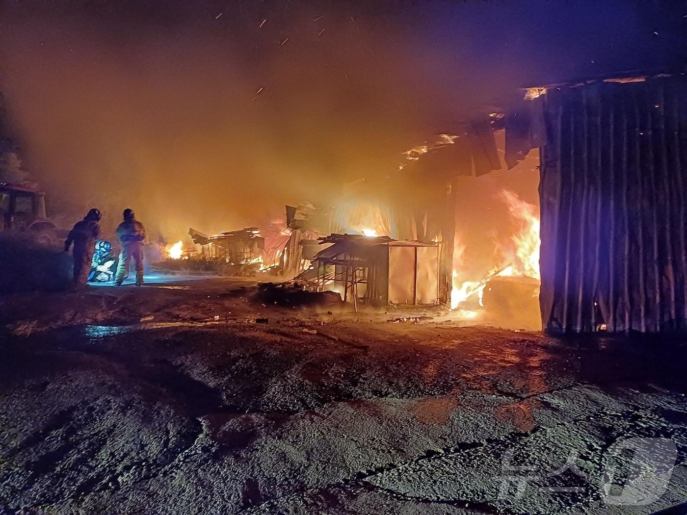 본문 이미지 - 10일 오전 0시 58분쯤 전남광주 장성군 삼서면의 한 농기계 보관 창고에서 불이 나 소방 당국이 진화 중이다.(장성 소방서 제공. 재판매 및 DB금지)