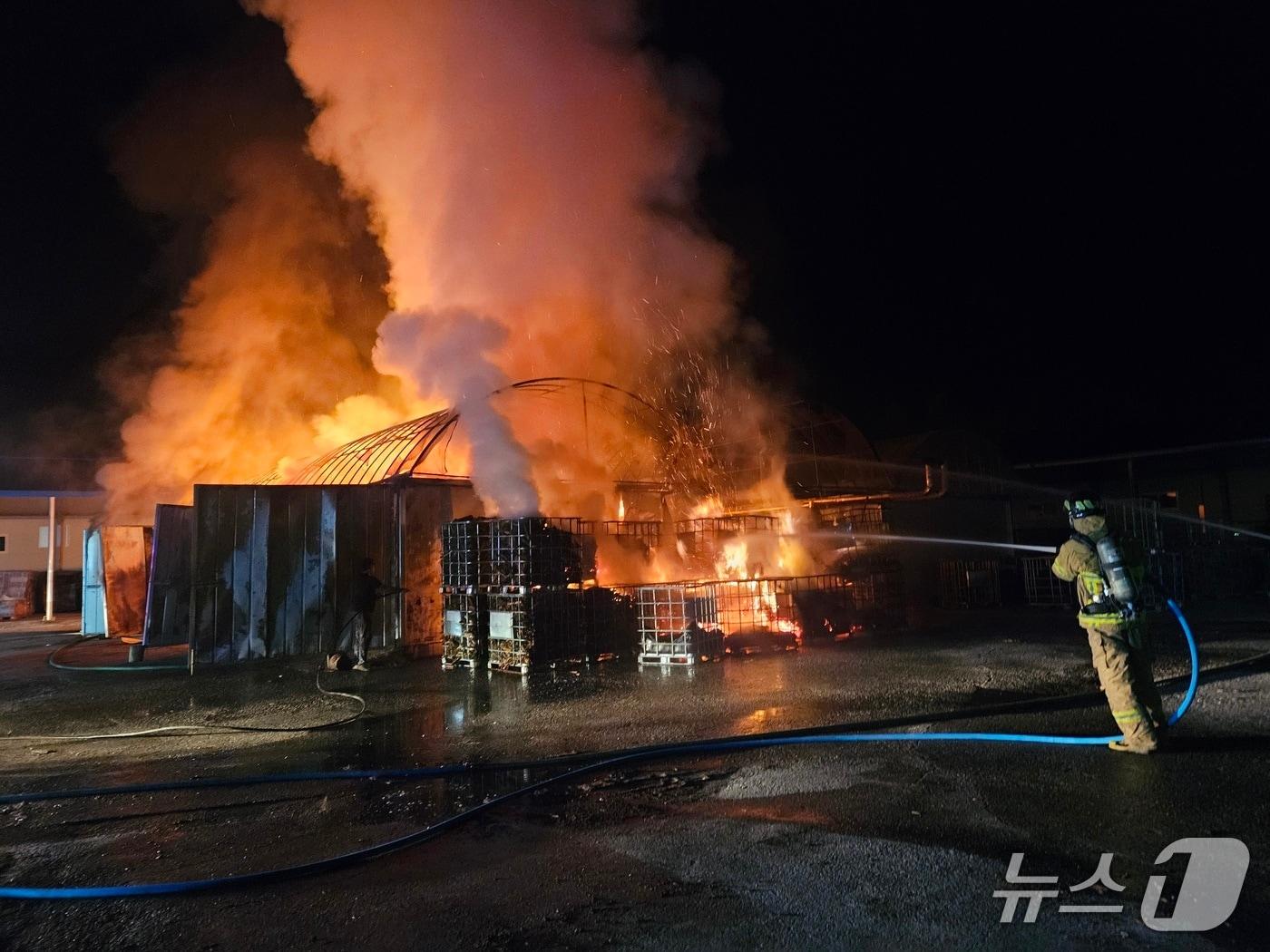 본문 이미지 - 10일 오전 1시 59분쯤 경북 상주시 모서면 가막리 한 캠핑용 장작 제조공장 외부 창고에서 불이 나 진화 대원들이 불을 끄고 있다.(경북소방본부 제공.재판매 및 DB 금지)2026.9.10/뉴스1