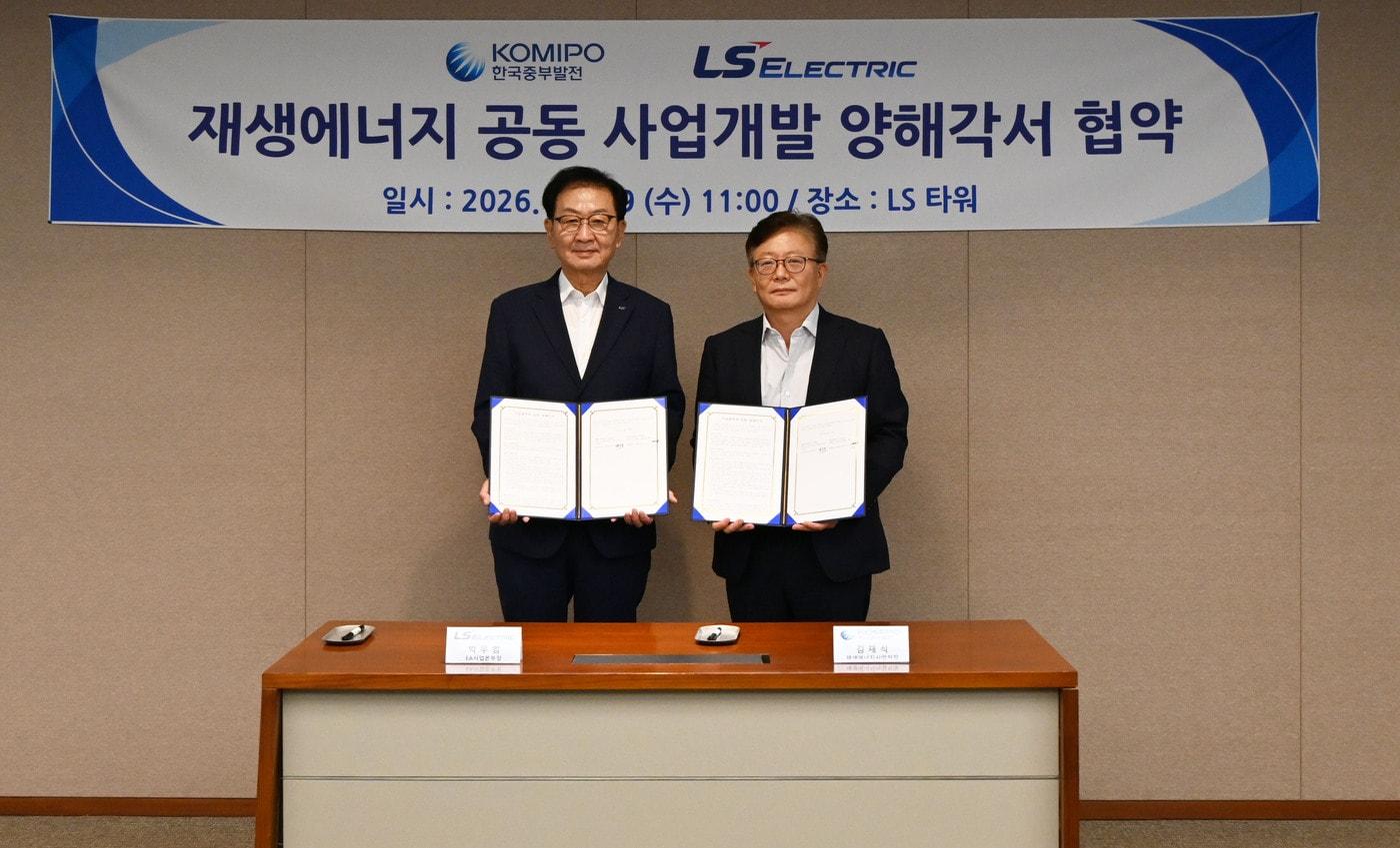 본문 이미지 - LS일렉트릭은 9일 한국중부발전과 '국내 재생에너지 사업의 공동 발굴 및 개발, 사업경쟁력 강화를 위한 전략적 업무협약(MOU)'을 체결했다. 사진은 (왼쪽부터) 박우범 LS일렉트릭 EA사업본부장(전무)과 김재식 중부발전 재생에너지사업처장이 MOU 체결 후 기념촬영을 하는 모습. (LS일렉트릭 제공) 2026.9.9
