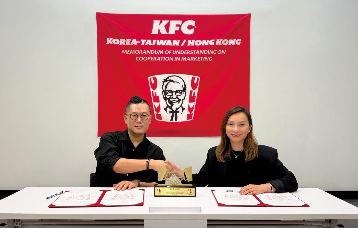 본문 이미지 - (왼쪽)신호상 KFC 코리아 대표와 카렌 첸 KFC 대만·홍콩 대표이사가 MOU 체결 후 기념 촬영을 하고 있다.(KFC 코리아 제공)