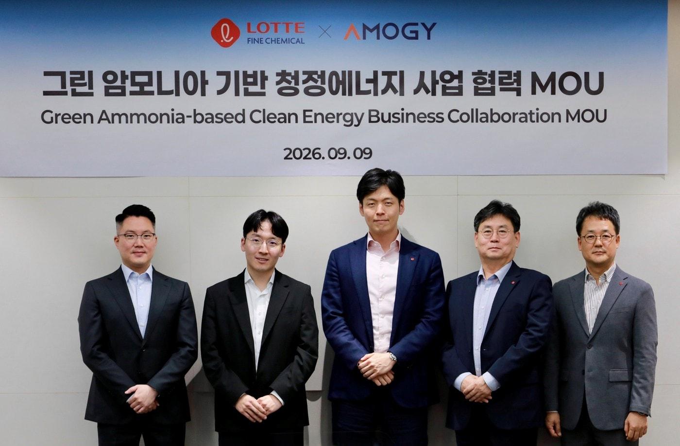 본문 이미지 - 9일 롯데정밀화학 서울사업장에서 롯데정밀화학과 아모지(Amogy)가 MOU를 체결했다. 좌측부터 아모지 강석원 이사, 우성훈 대표, 롯데지주 신유열 미래성장실장, 롯데정밀화학 정승원 대표, 황석민 암모니아사업부문장. (롯데정밀화학 제공)