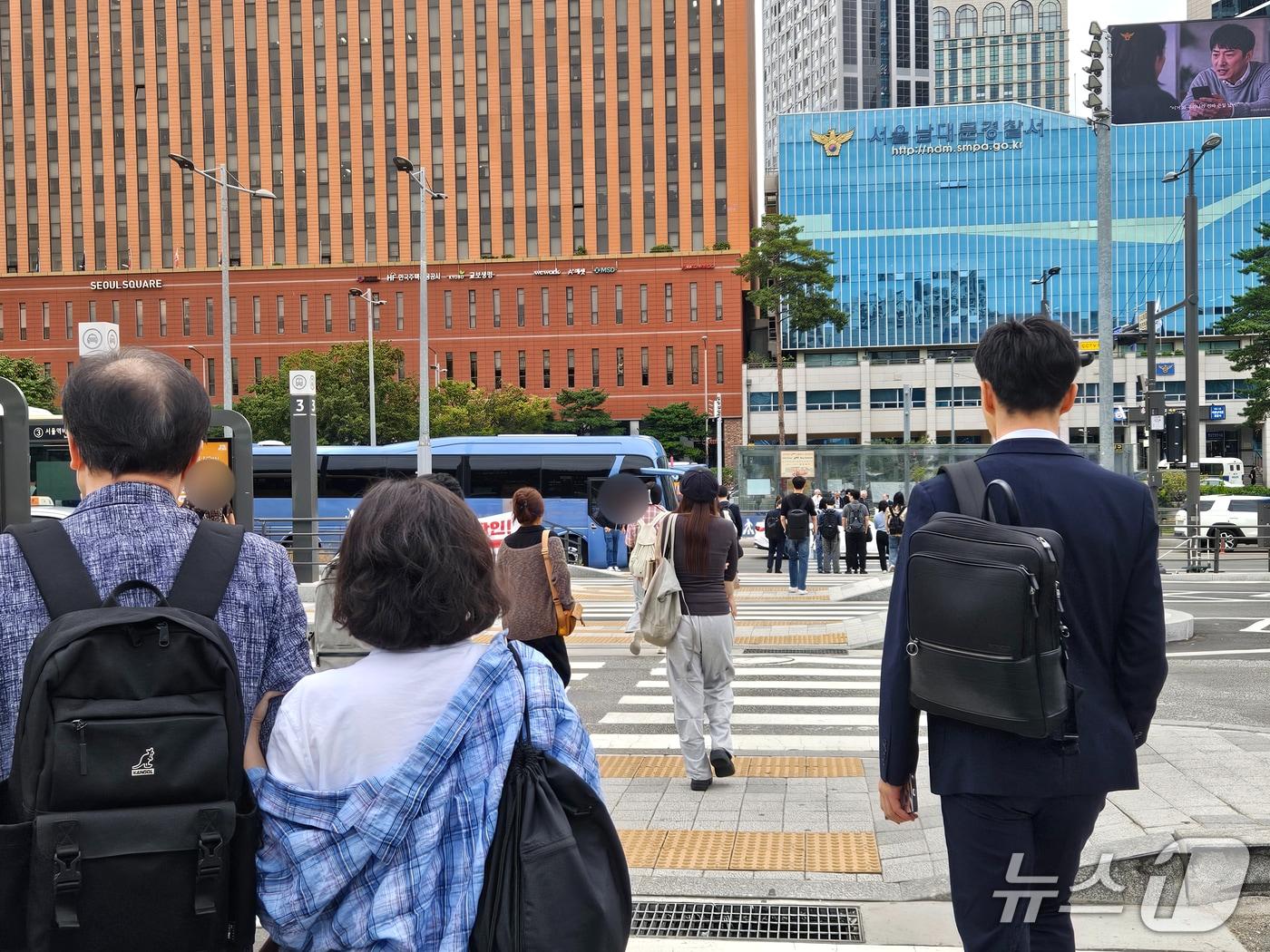 본문 이미지 - 10일 오전 서울 용산구 서울역 앞에서 긴팔 옷을 입은 시민이 길을 지나고 있다. 2026.9.10 ⓒ 뉴스1 유채연 기자