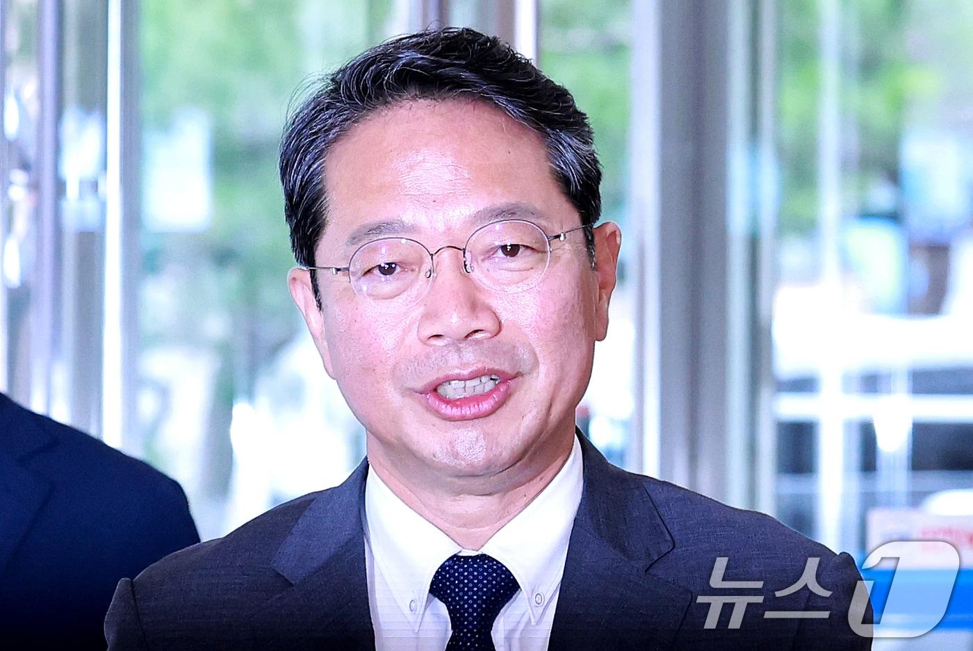 본문 이미지 - 김승원 법무부 장관 후보자가 10일 서울 종로구 적선현대빌딩에 마련된 인사청문회 준비 사무실로 출근하고 있다. 2026.9.10 ⓒ 뉴스1 이호윤 기자