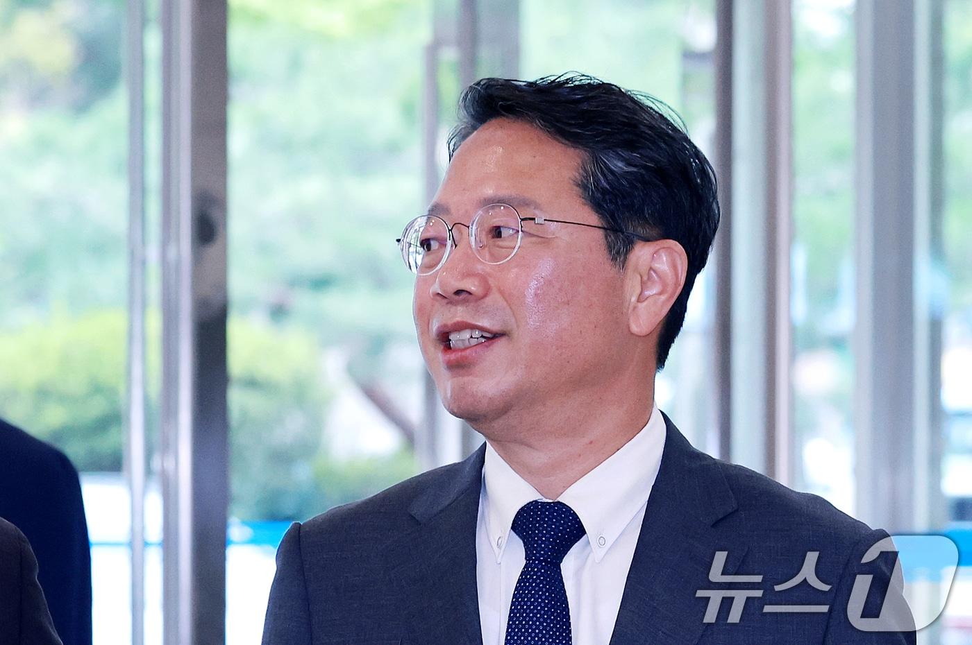 본문 이미지 - 김승원 법무부 장관 후보자가 10일 서울 종로구 적선현대빌딩에 마련된 인사청문회 준비 사무실로 출근하고 있다. 2026.9.10 ⓒ 뉴스1 이호윤 기자