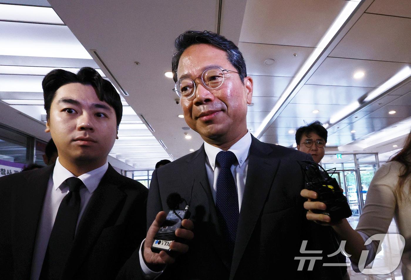 본문 이미지 - 김승원 법무부 장관 후보자가 10일 서울 종로구 적선현대빌딩에 마련된 인사청문회 준비 사무실로 출근하고 있다. 2026.9.10 ⓒ 뉴스1 이호윤 기자