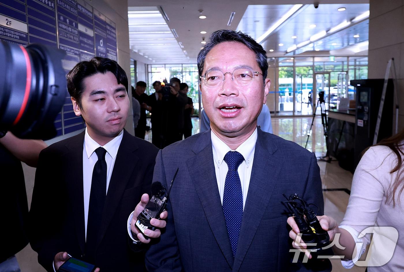본문 이미지 - 김승원 법무부 장관 후보자가 10일 서울 종로구 적선현대빌딩에 마련된 인사청문회 준비 사무실로 출근하고 있다. 2026.9.10 ⓒ 뉴스1 이호윤 기자