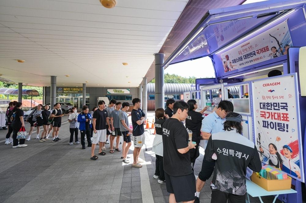 본문 이미지 -  세라젬이 지난 9일 충북 진천 국가대표선수촌에서 2026 아이치·나고야 아시안게임 출전을 앞둔 국가대표 선수단을 위한 응원 행사를 진행했다. (세라젬 제공)