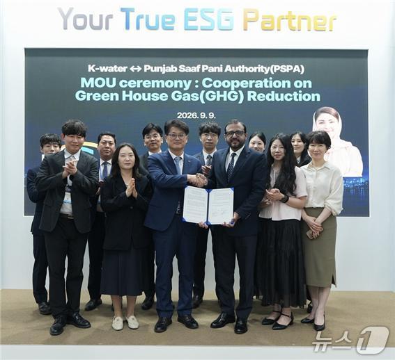 본문 이미지 - 앞줄 가운데 왼쪽부터 조용덕 한국수자원공사 글로벌사업본부장, 자히드 아크람(Zahid Akram) 파키스탄 펀잡주 상수도청 의장 (한국수자원공사 제공. 재판매 및 DB 금지) /뉴스1