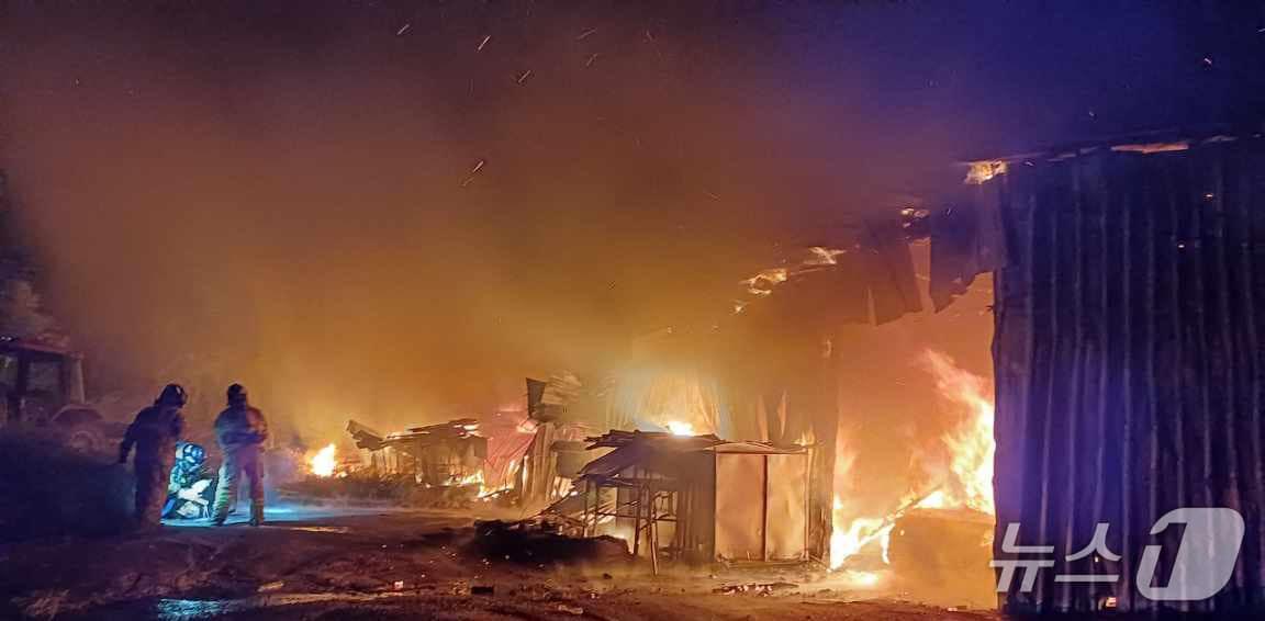 본문 이미지 - 10일 0시 58분쯤 전남광주 장성군 삼서면 한 농기계 창고에서 화재가 발생했다.(전남광주통합소방본부 제공. 재판매 및 DB 금지)