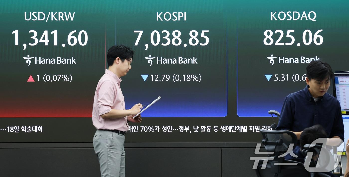 본문 이미지 - 10일 오전 서울 중구 하나은행 딜링룸 전광판에 코스피 지수 등 시황이 표시되고 있다. 2026.9.10 ⓒ 뉴스1 오대일 기자
