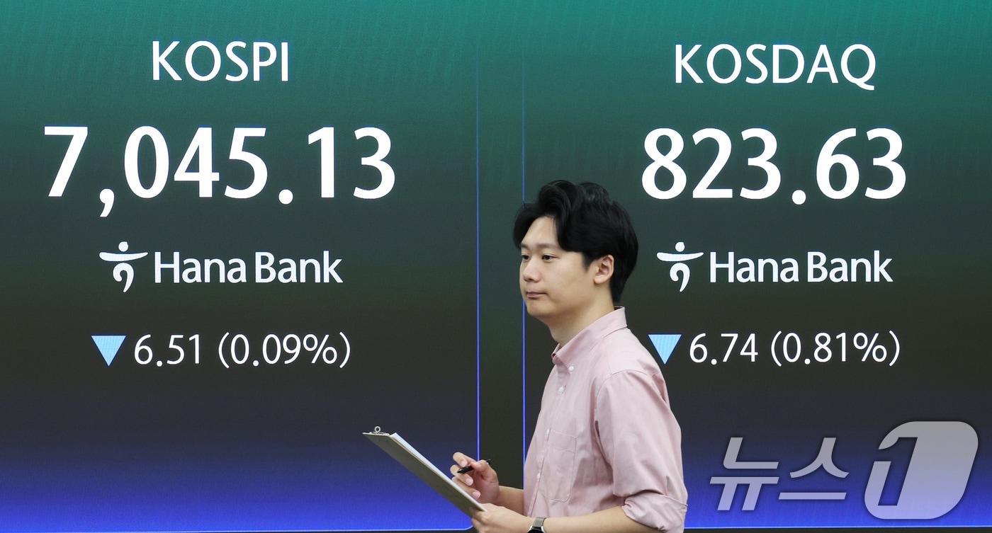 본문 이미지 - 10일 오전 서울 중구 하나은행 딜링룸 전광판에 코스피 지수 등 시황이 표시되고 있다.2026.9.10 ⓒ 뉴스1 오대일 기자