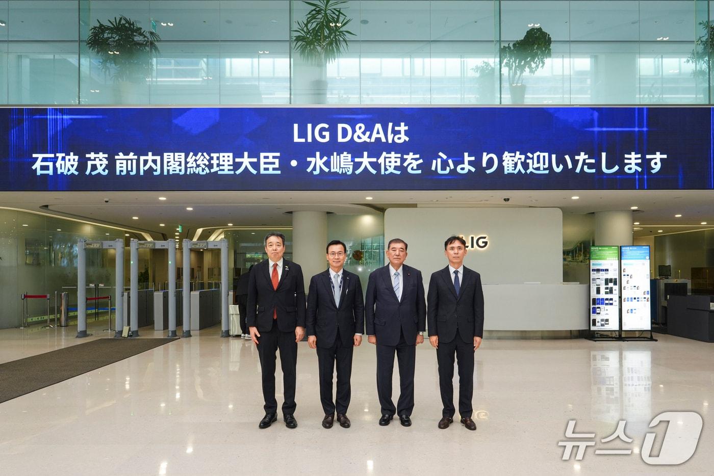 본문 이미지 - 9일 LIG D&A 판교하우스에서 기념 사진을 촬영한 미즈시마 코이치 주한일본대사, 신익현 LIG D&A 대표이사, 이시바 시게루 전 일본 총리, 박종성 LIG D&A 미래전략부문장(LIG D&A 제공) 2026.9.10/뉴스1