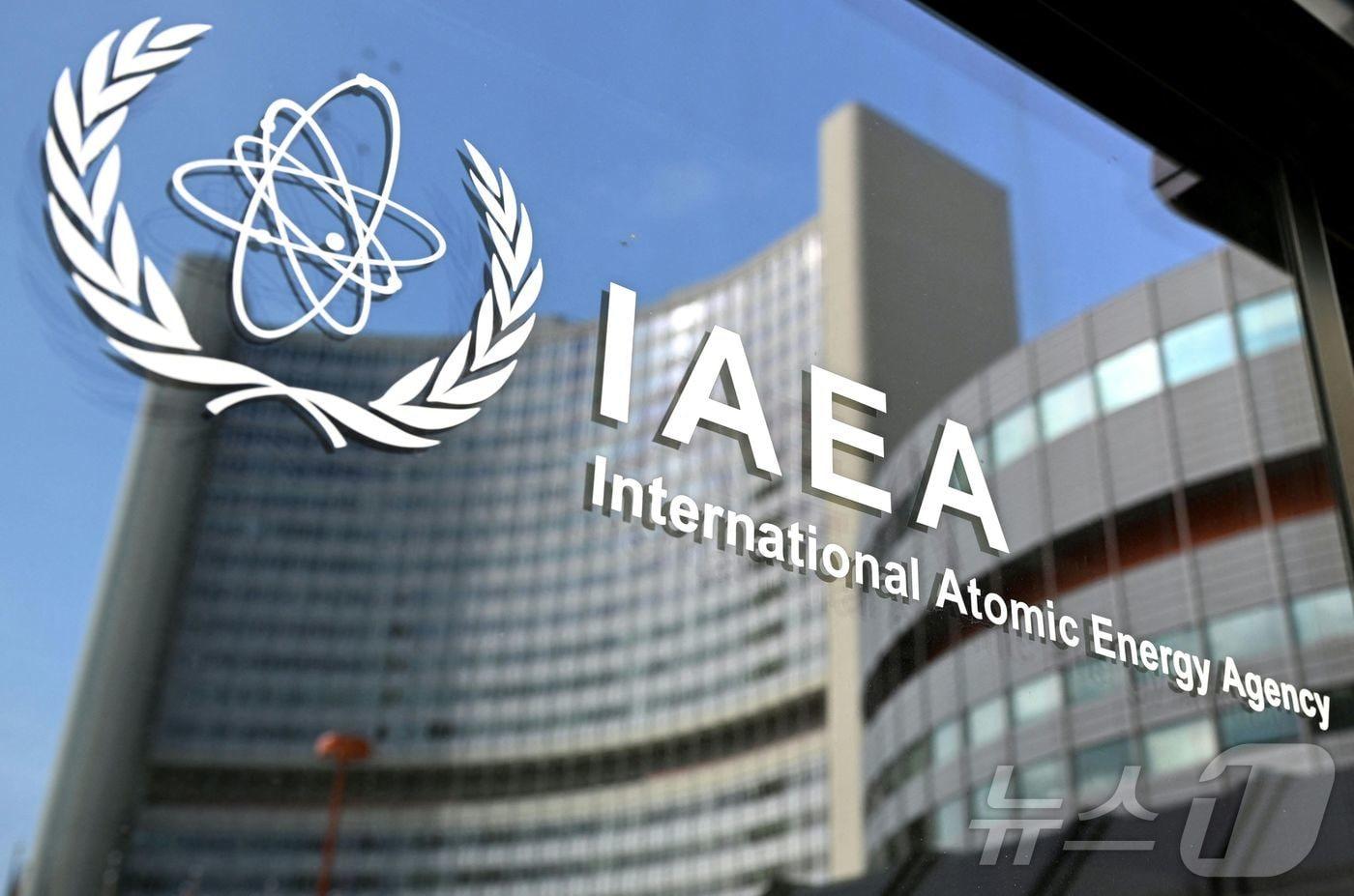본문 이미지 - 오스트리아 비엔나 소재 유엔 산하 국제원자력기구(IAEA) 본부의 로고. 2026.03.02. ⓒ AFP=뉴스1