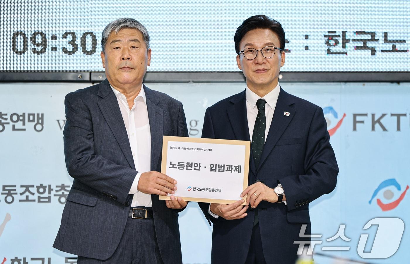 본문 이미지 - 김민석 더불어민주당 대표가 10일 서울 영등포구 한국노총을 방문해 김동명 한국노총 위원장과 기념촬영을 하고 있다. 2026.9.10 ⓒ 뉴스1 김도우 기자
