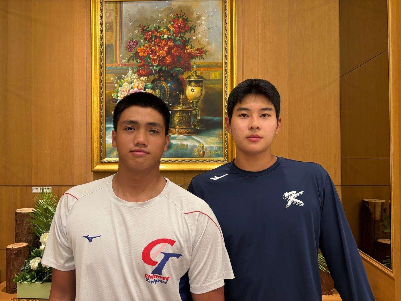 본문 이미지 - 한국 U18 야구대표팀 하현승(오른쪽)과 대만 야구대표팀 류런우.(공동취재단)