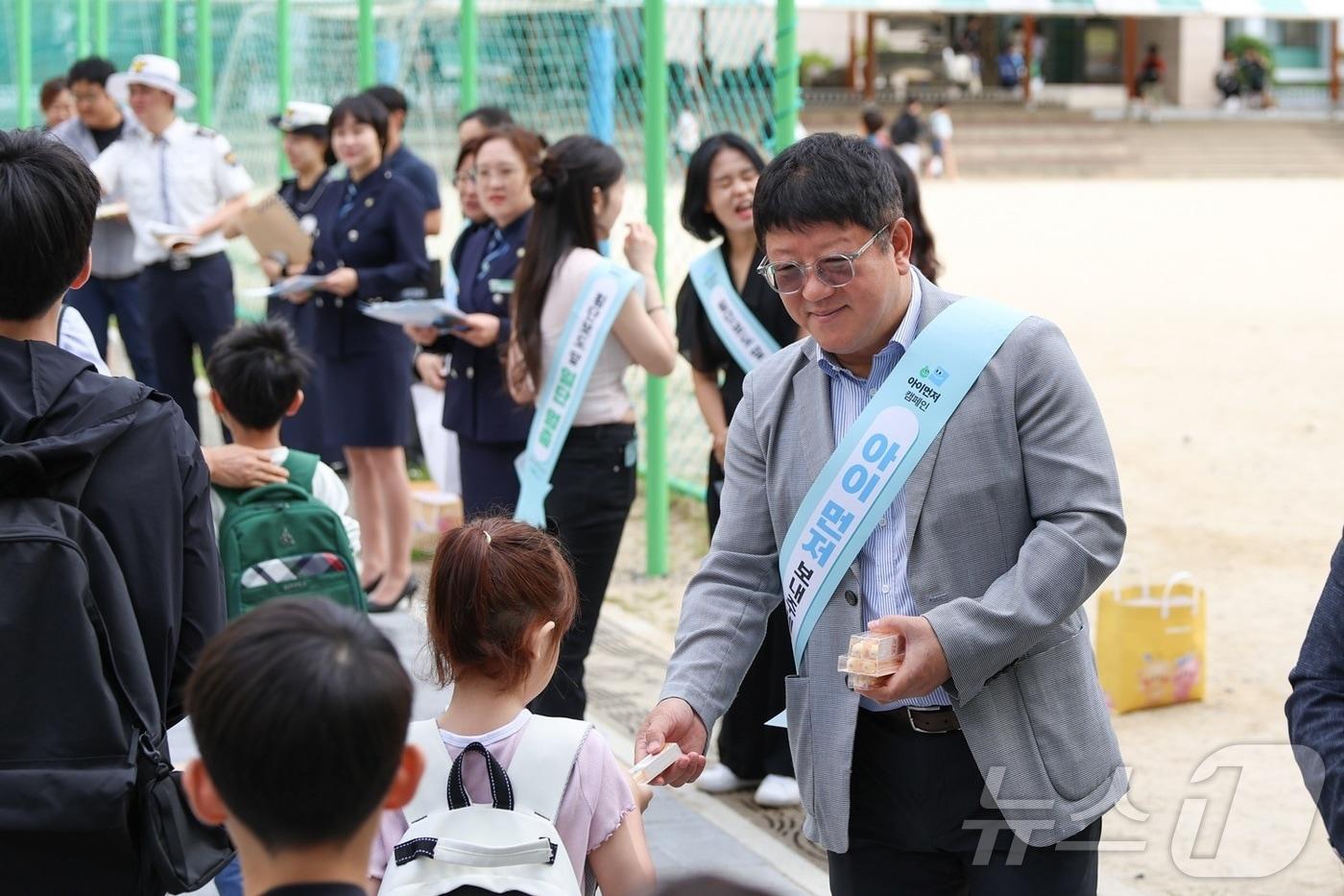 본문 이미지 - 대전시는 10일 가을 개학기를 맞아 서구 샘머리초등학교 일원에서 어린이 교통사고 예방과 안전한 통학 환경 조성을 위한 민관 합동 교통안전 캠페인을 펼쳤다. 이번 캠페인은 ‘2026년 개학기 초등학교 주변 위해요소 안전점검 및 단속’ 사업의 일환으로 어린이보호구역 내 운전자와 보행자의 교통안전 의식을 높이고 안전한 등·하교 환경을 조성하는 데 목적이 있다. (대전시 제공. 재판매 및 DB금지)2026.9.10 ⓒ 뉴스1 이동원 기자