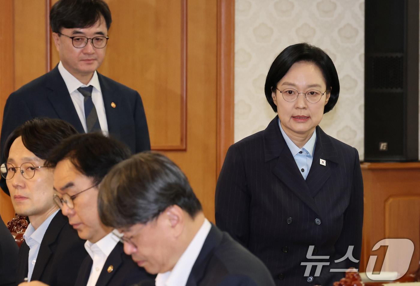 본문 이미지 - 한성숙 국무총리가 10일 서울 종로구 정부서울청사에서 열린 비상경제점검회의에 참가하고 있다. 한 총리는 호르무즈 충돌 확전 가능성에 따른 원유수급 안정적 대책이 필요하다고 말했다. 2026.9.10 ⓒ 뉴스1 이종덕 기자