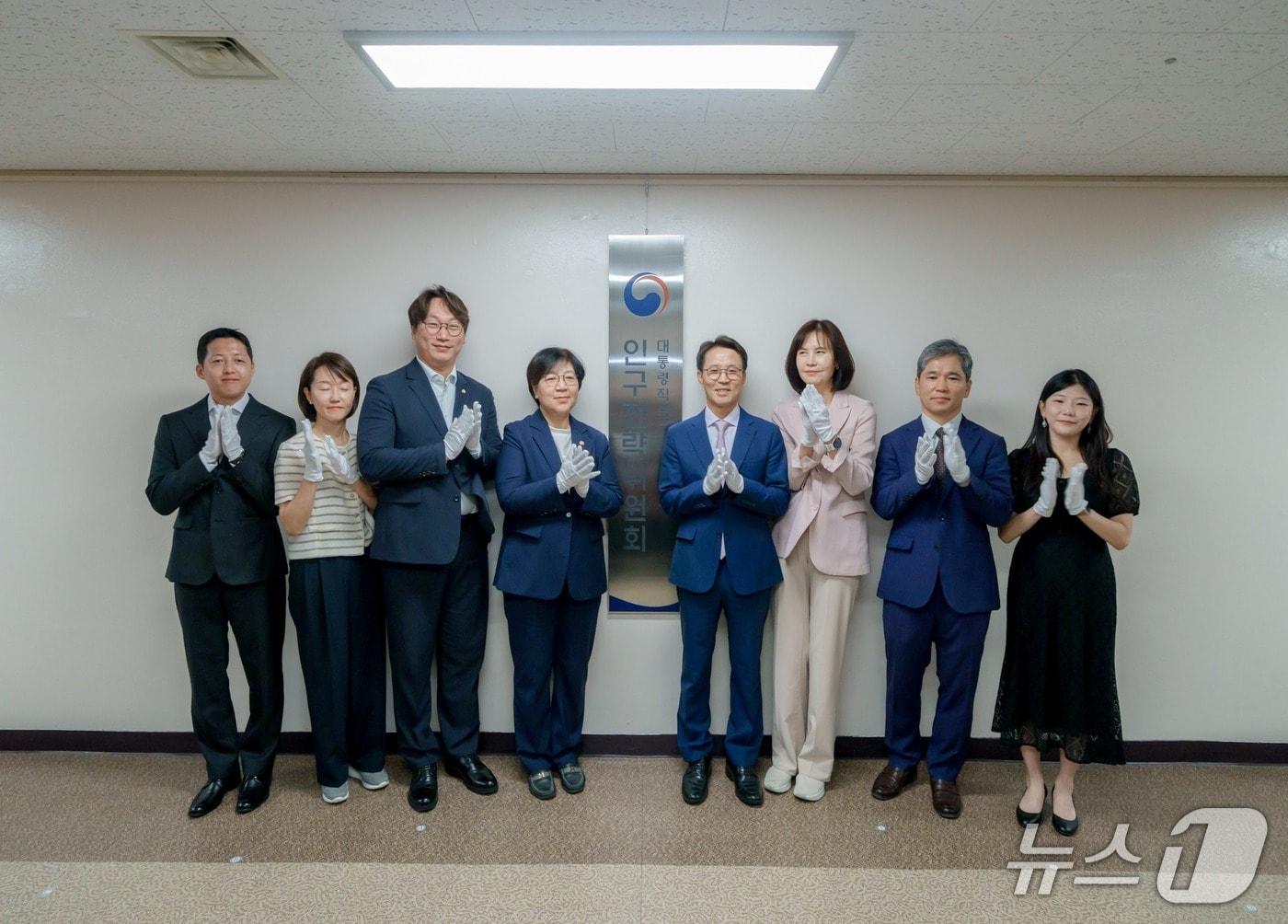 본문 이미지 - 인구전략위원회는 10일 정부서울청사에서 현판식을 열고 국가 인구정책 컨트롤타워로서 공식 업무를 시작했다. (인구전략위원회 제공) 