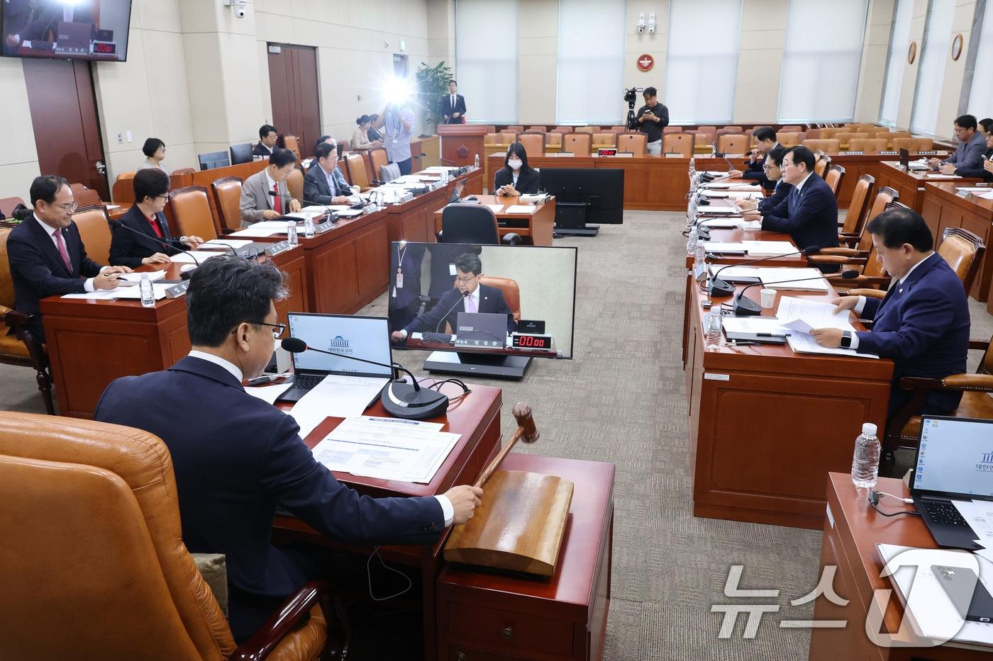 본문 이미지 - 진성준 위원장이 10일 서울 여의도 국회에서 열린 국방위원회 전체회의에서 강신철 국방부 장관 후보자 인사청문회 실시계획서를 채택하고 있다. 2026.9.10 ⓒ 뉴스1 신웅수 기자