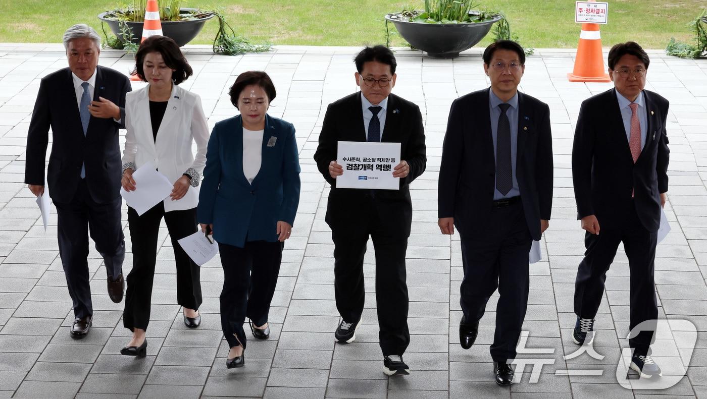본문 이미지 - 서왕진·강경숙·정춘생·차규근·김형연· 황운하 조국혁신당 의원들이 10일 수사준칙-공소청직제안 관련해서 행정안전부 장관 항의방문 하기위해 서울 종로구 정부서울청사에 들어서고 있다. 2026.9.10 ⓒ 뉴스1 이종덕 기자