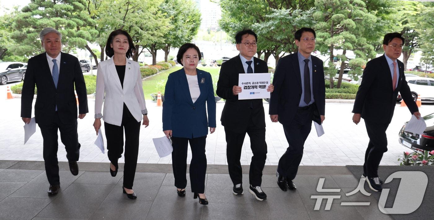 본문 이미지 - 서왕진·강경숙·정춘생·차규근·김형연· 황운하 조국혁신당 의원들이 10일 수사준칙-공소청직제안 관련해서 행정안전부 장관 항의방문 하기위해 서울 종로구 정부서울청사에 들어서고 있다. 2026.9.10 ⓒ 뉴스1 이종덕 기자