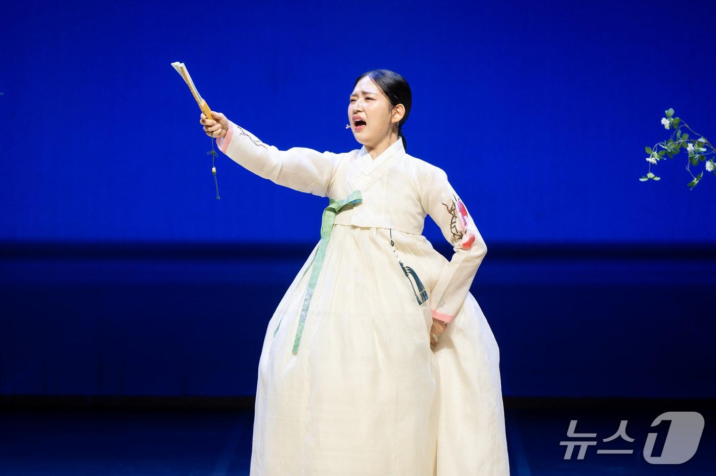 본문 이미지 - 지난 8월 16일 막을 내린 '2026 전주세계소리축제' 중 젊은판소리 무대에 오른 소리꾼 박시본의 모습. (전주세계소리축제 조직위원회 제공. 재판매 및 DB 금지)