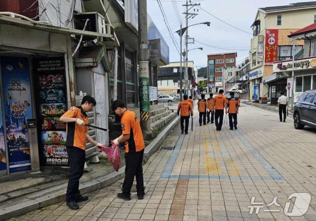 본문 이미지 -  제37회 경기도생활체육대축전을 이틀 앞둔 9일 가평군 거리에서 소방 대원들이 청소를 하고 있다.(가평군 제공. 재판매 및 DB 금지)/뉴스1 