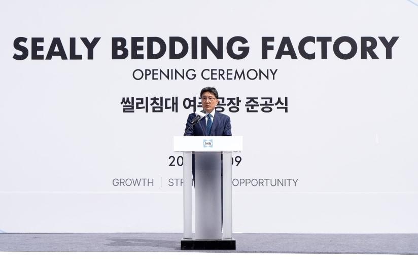 본문 이미지 - 윤종효 씰리코리아 대표가 환영사를 하고 있다.(씰리코리아 제공)