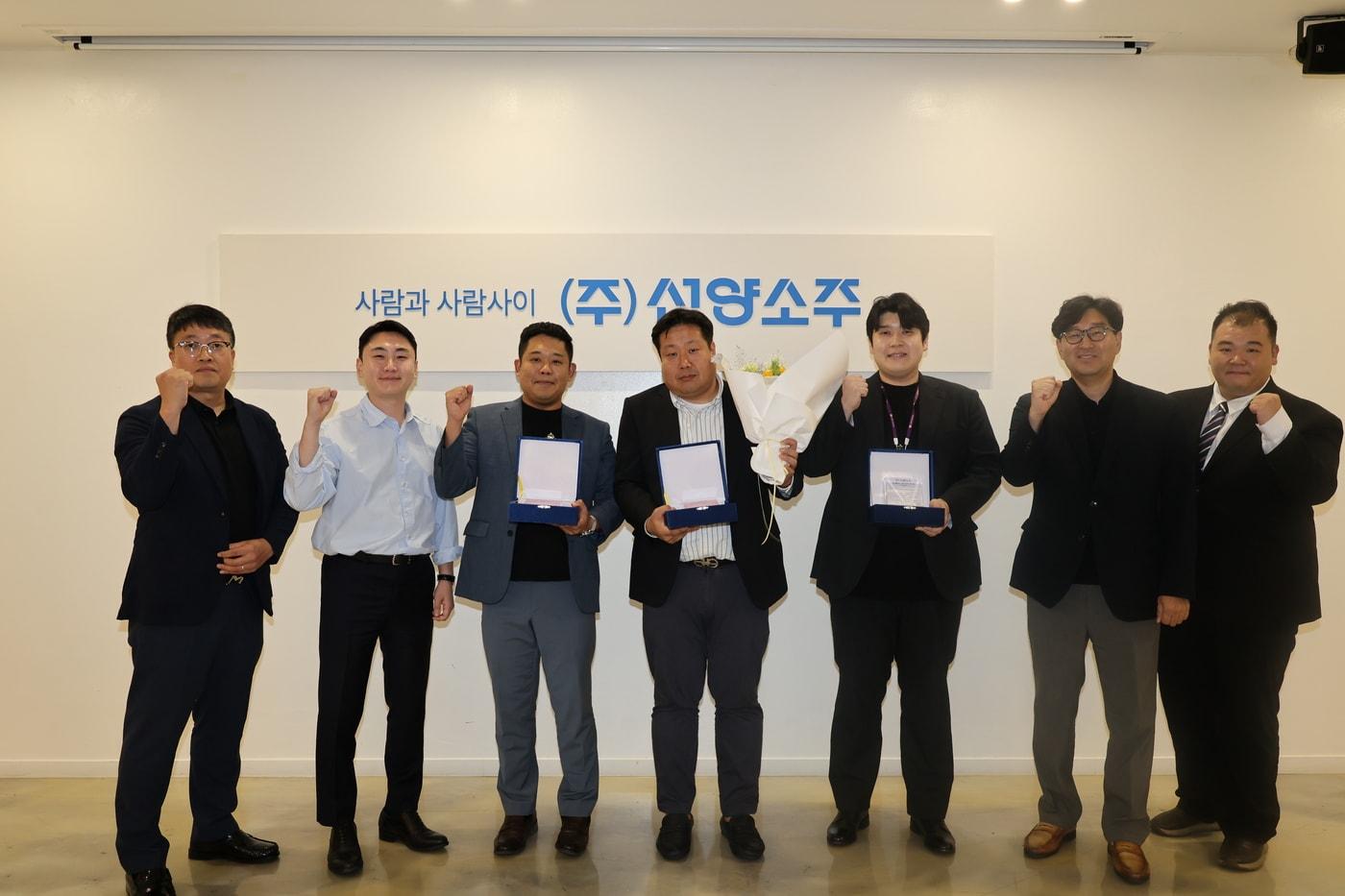 본문 이미지 - 왼쪽 세 번째부터 소진공 유통지원팀 임상훈 팀장, 홍보팀 임준섭 팀장, 유통지원팀 문성연 대리가 기념사진을 찍고 있다.(소상공인시장진흥공단 제공)