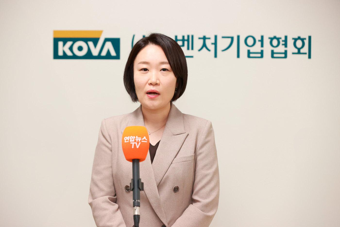 본문 이미지 - 이소영 중소벤처기업부 장관 후보자가 10일 서울 구로구 벤처기업협회에서 차담회를 마친 후 발언하고 있다. 2026.09.10 (중소벤처기업부 제공)
