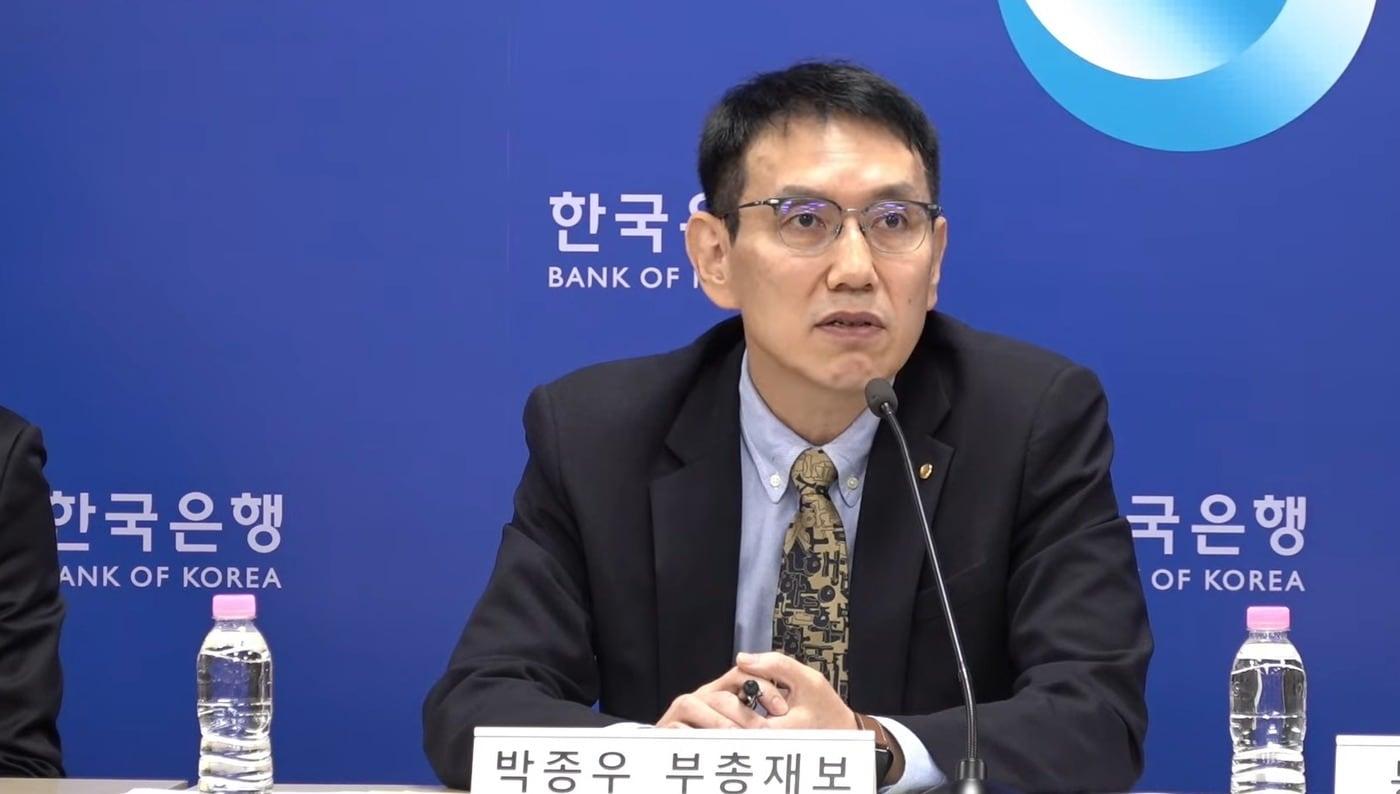 본문 이미지 - 박종우 한국은행 부총재보가 10일'통화신용정책보고서' 기자설명회에서 답변하고 있다.(한국은행 제공)