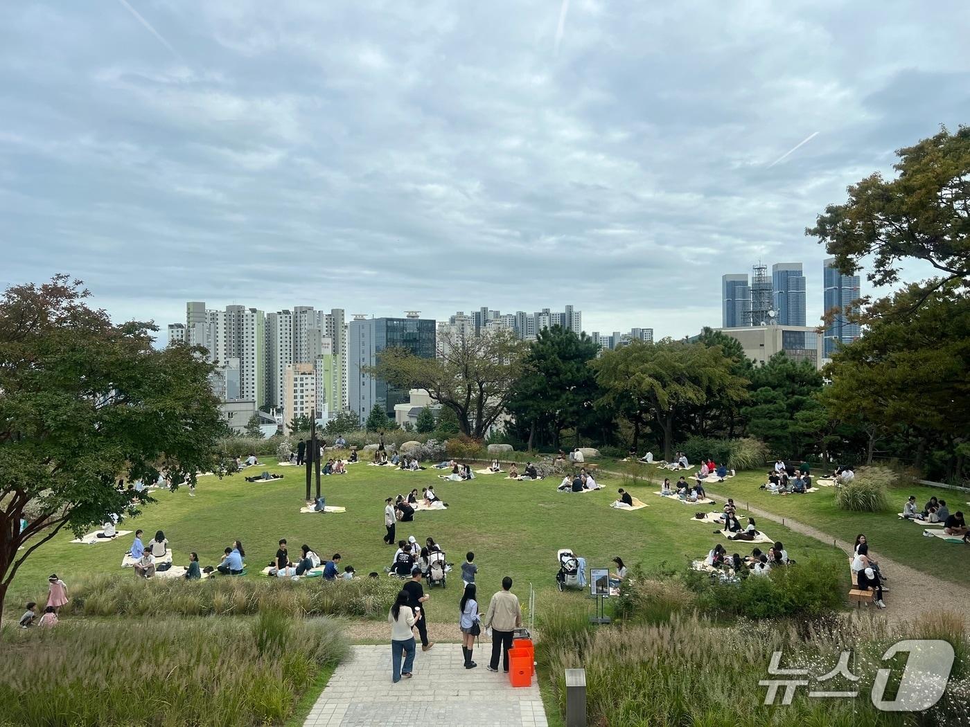본문 이미지 - 도모헌 소소풍정원에서 시민들이 휴식을 취하고 있다.(부산시 제공. 재판매 및 DB금지).