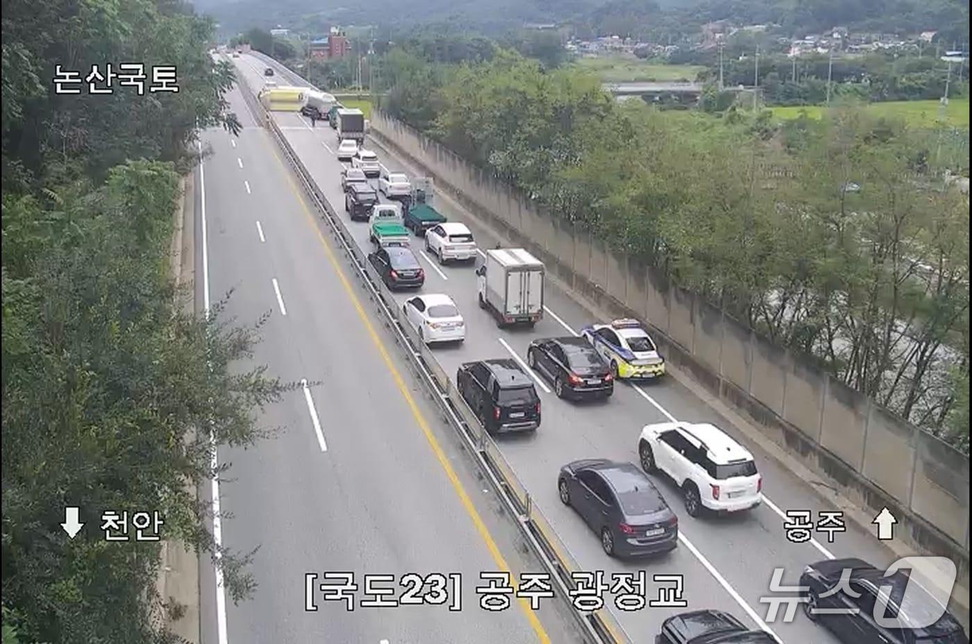 본문 이미지 - 공주시 정안면 교통사고 현장. (도로공사 CCTV 갈무리, 재판매 및 DB금지) / 뉴스1 