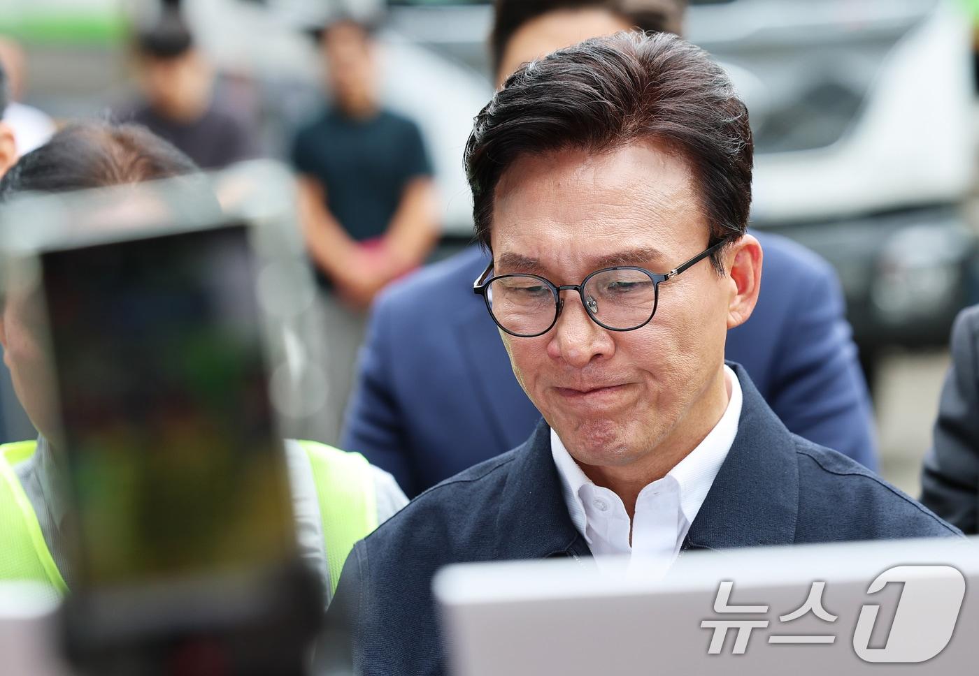 본문 이미지 - 김민석 더불어민주당 대표가 10일 서울 종로구 창신동 쓰레기 적환장을 방문해 생활폐기물 수집·운반 등 환경미화원 업무 현황을 점검하고 있다. 2026.9.10 ⓒ 뉴스1 오대일 기자