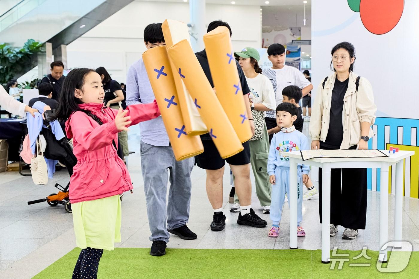 본문 이미지 - 지난해 추석 연휴 국립부산과학관에서 진행된 체험행사에서 참가자들이 윷놀이를 하고 있다. (국립부산과학관 제공. 재판매 및 DB금지)