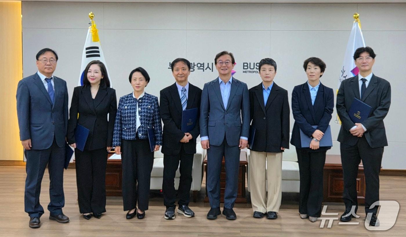 본문 이미지 - 전재수 부산시장(왼쪽 다섯 번째)이 10일 오전 시청 의전실에서 7개 공공기관 신임 기관장에게 임명장을 수여하고 기념 촬영하고 있다. 2026.9.10뉴스1 ⓒ News1 임순택 기자